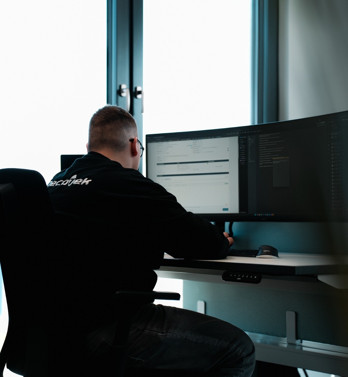 Leistungsseite-Patchmanagement Mitarbeiter Necotek IT-Systemhaus am PC