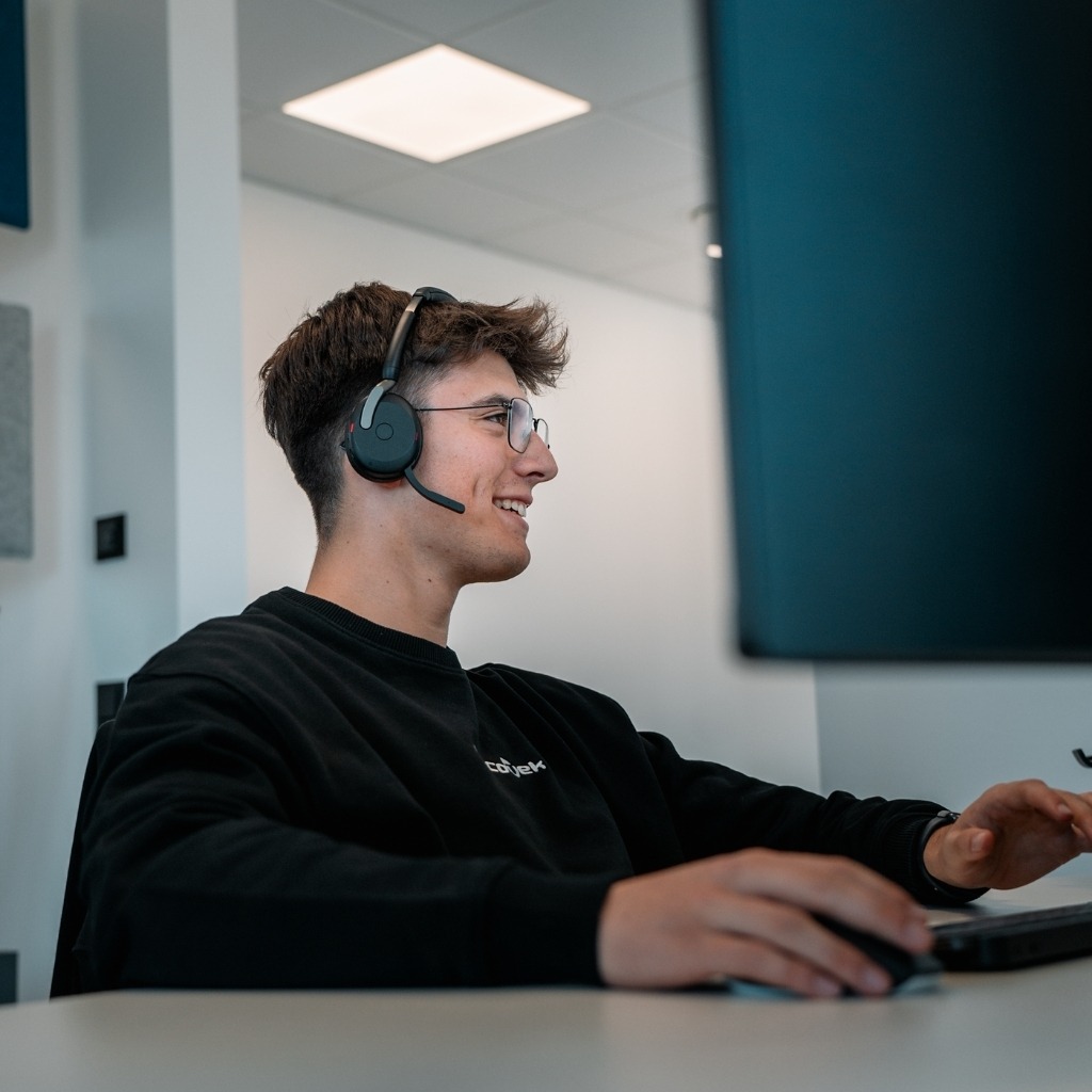 Monitoring IT Systemhaus zu sehen ein Mitarbeiter am Telefon