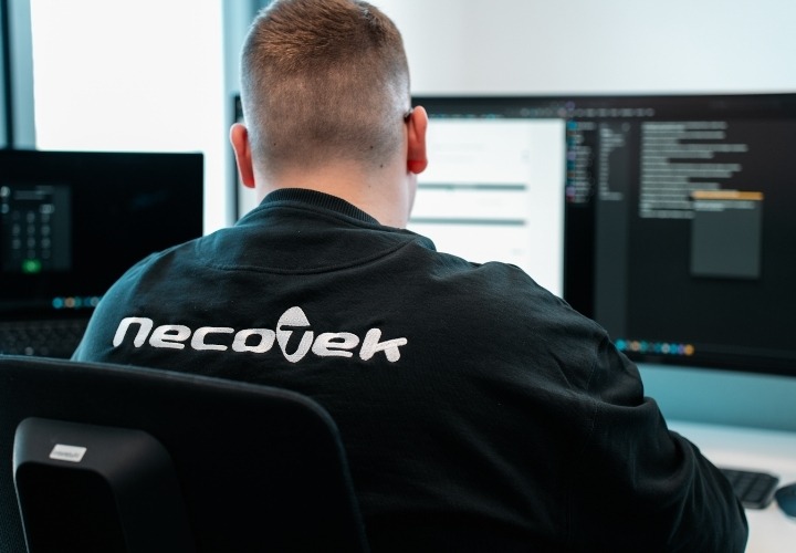 Mitarbeiter Necotek IT-Sysetmhaus arbeitet am PC